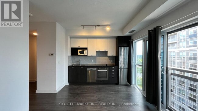 Building Photo - 275 Village Green Square