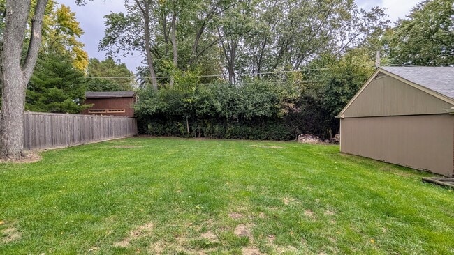 Building Photo - 917 S Summit St