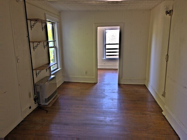Building Photo - 457 Colchester Ave