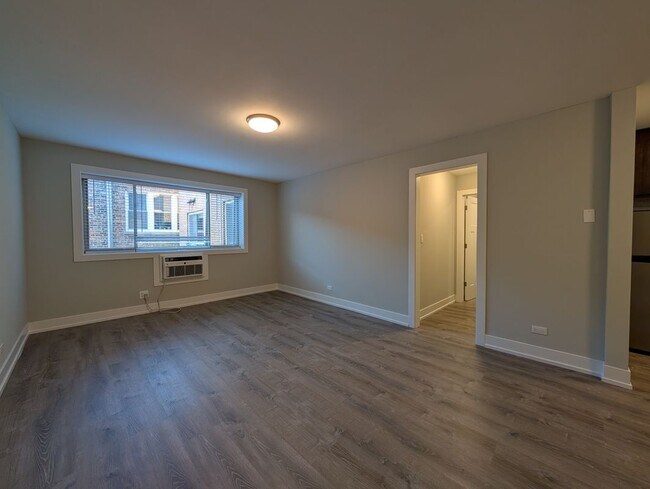 Building Photo - 530 W Surf St
