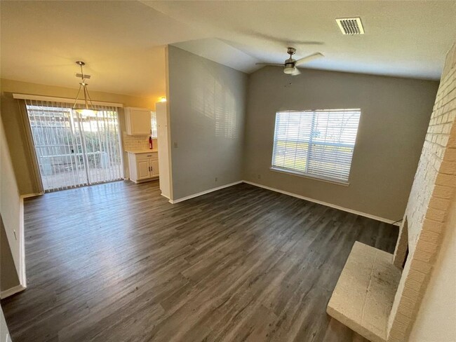 Foto del edificio - 8004 Clydesdale Dr