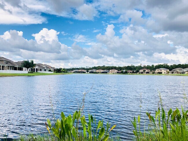 Foto del edificio - AMAZING HOME WITH LAKEFRONT VIEW!