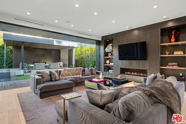 Foto del edificio - 418 N Sweetzer Ave