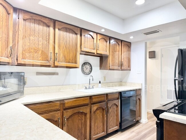 Building Photo - 910 N Wedgewood Dr