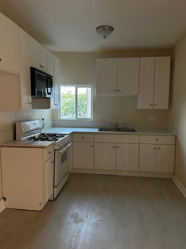 Kitchen - 807 Euclid Ave