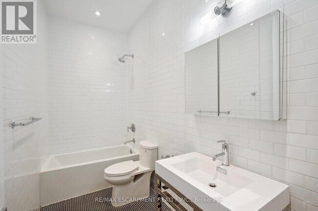 Building Photo - 220 Dundurn St S