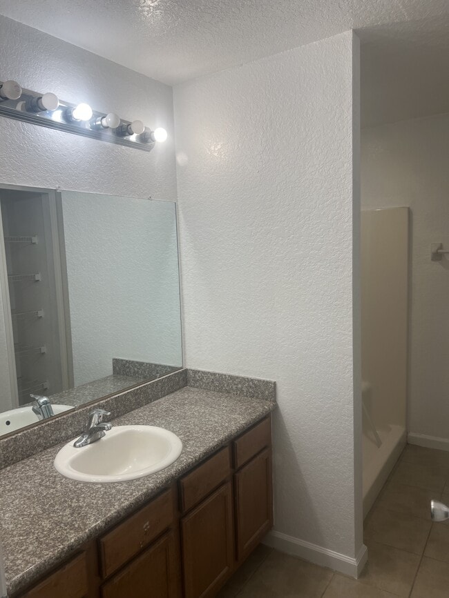 Foto del edificio - 6039 E Adams St