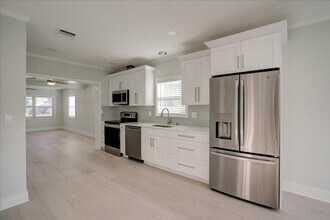 Building Photo - 320 NW 6th Ave