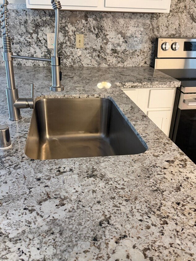 Foto del edificio - 2680 Millcreek Dr