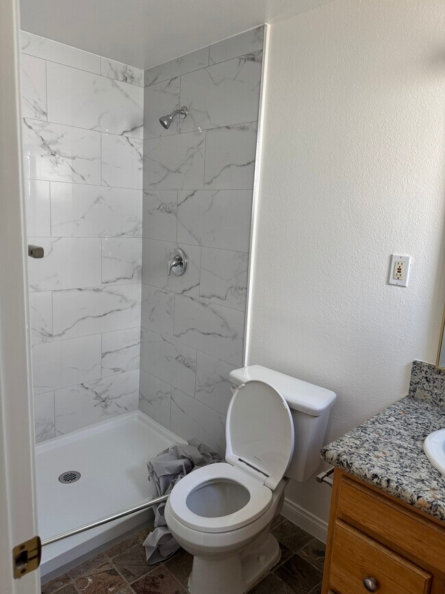 Ducha del baño principal - Casa Del Mar Apartments