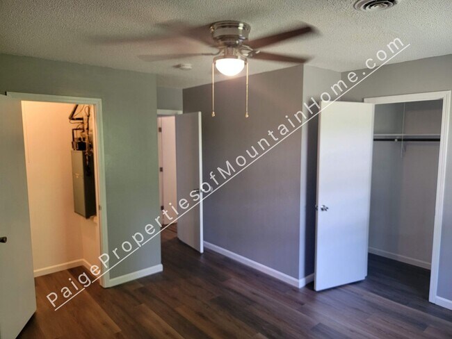 Foto del edificio - Midway Meadows #8**