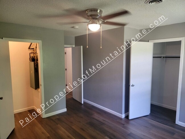 Building Photo - Midway Meadows #8**