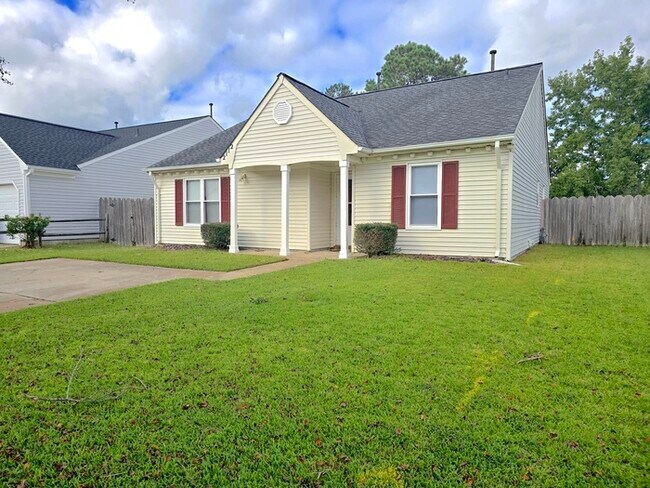 Foto del edificio - BEAUTIFUL 3-BED, 2-BATH HOME ON THE LAKE I...