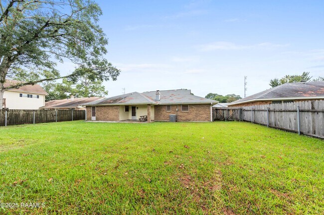 Building Photo - 102 Wisteria Dr