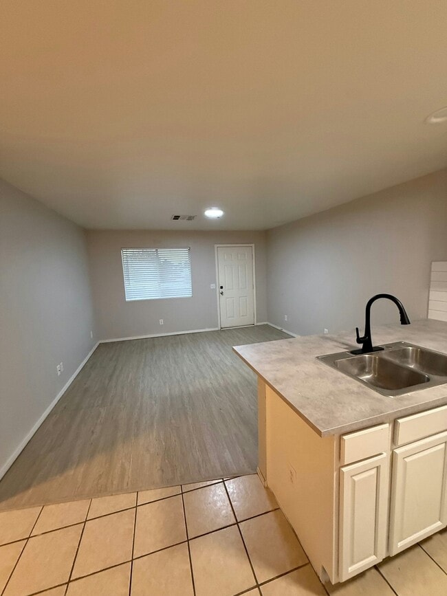 Foto del edificio - 1926 Haskell Rd