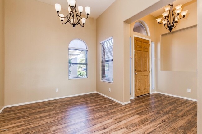 Building Photo - 951 W Orchard Ln