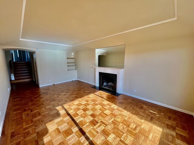 Building Photo - GORGEOUS, BEAUTIFULLY MAINTAINED 3 BED/2 B...