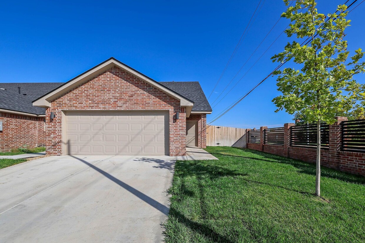 Foto principal - 7629 Woodford Ave