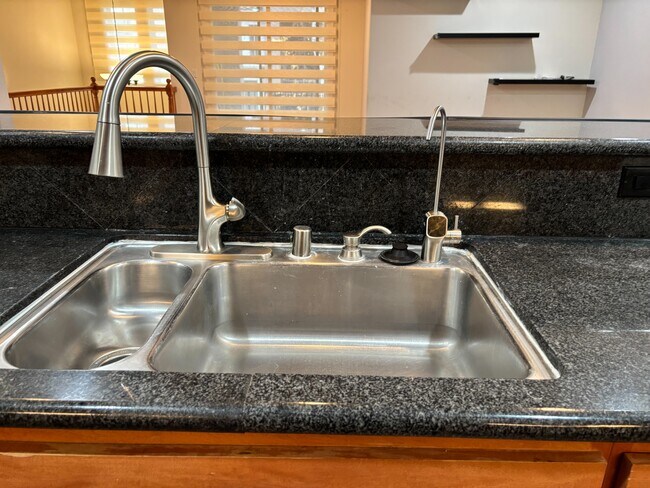 Foto del edificio - 3339 Monaghan St