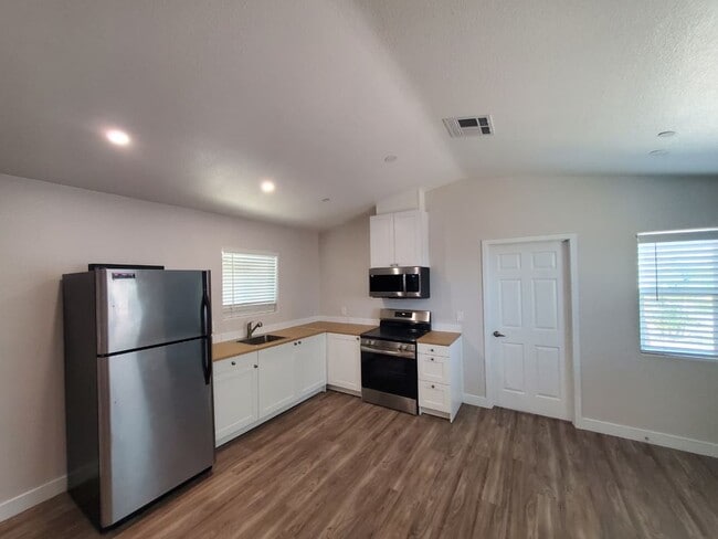 Foto del edificio - 2398-2102 Jackson Ct.