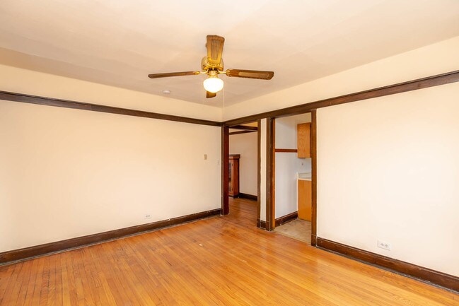 Building Photo - 2116 W Birchwood Ave