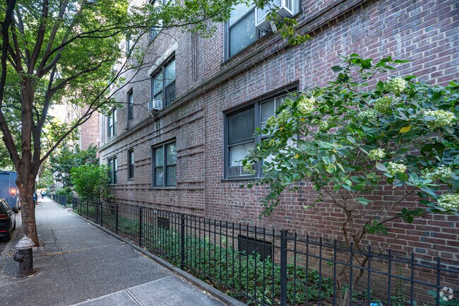 Building Photo - Colonial Court