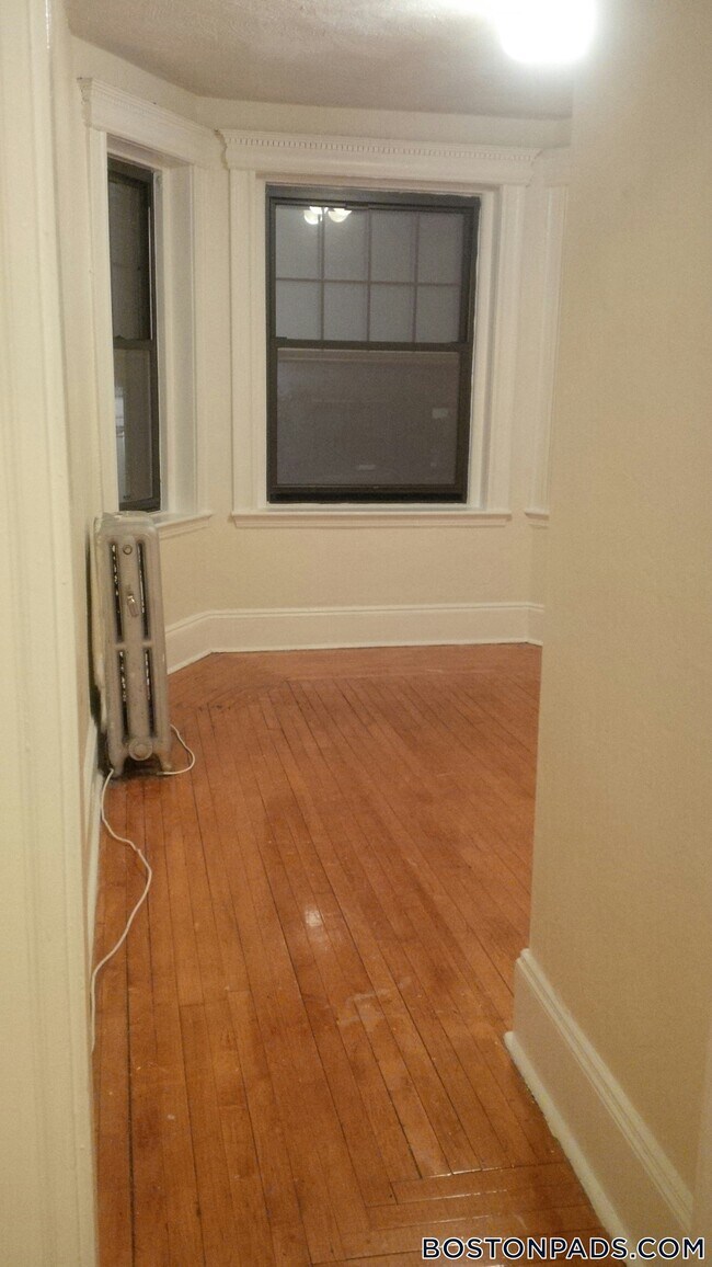 Building Photo - 136 Hemenway St