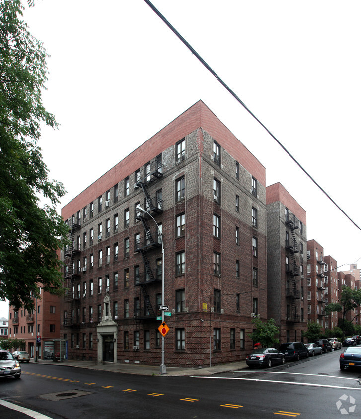 42-60 Bowne ¡St - 42-60 Bowne St