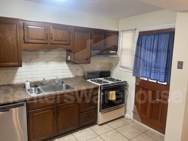 Building Photo - 1614 S Ellamont St