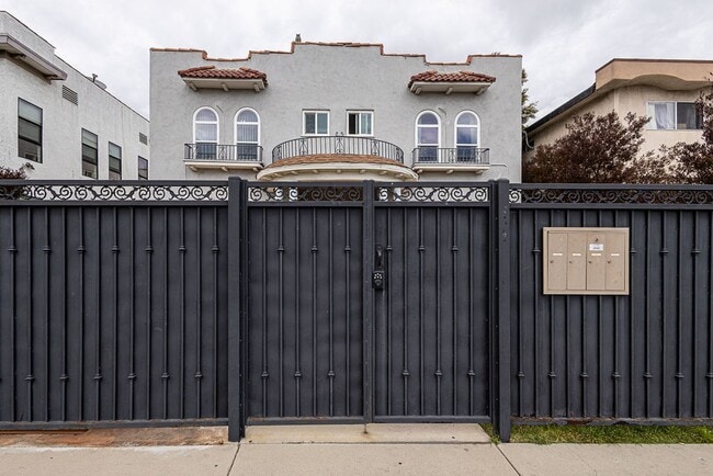 Foto del edificio - Bright and airy 2-bedroom 2-bath in Mid- City