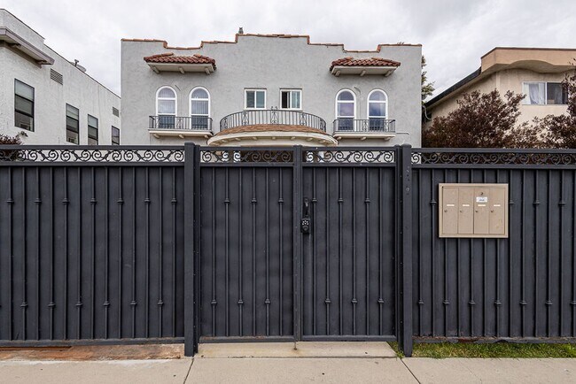 Building Photo - Bright and airy 2-bedroom 2-bath in Mid- City