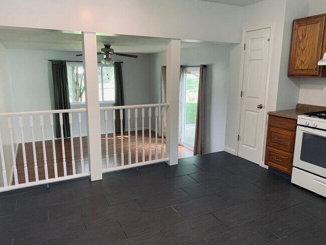 Building Photo - 161 Oakwood St