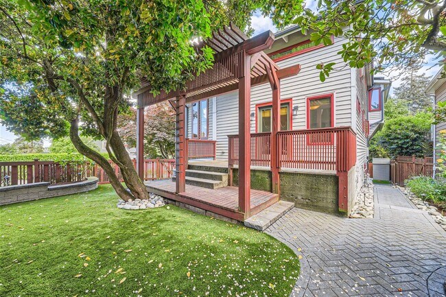 Building Photo - Queen Anne Home