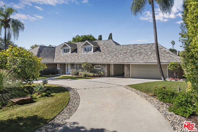 Building Photo - 717 Alta Dr