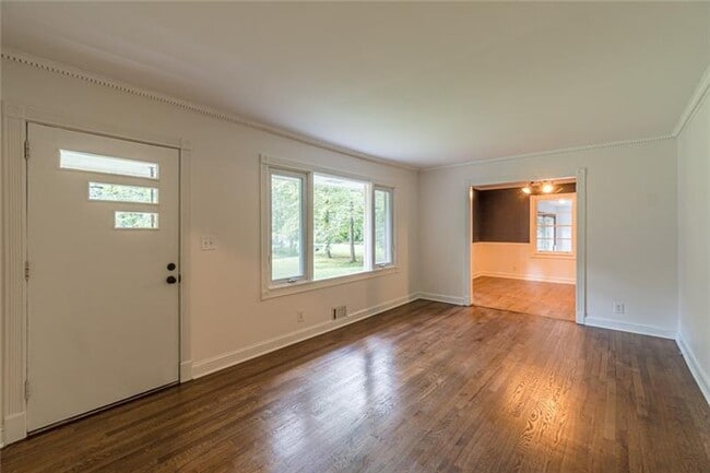 Building Photo - 1041 Latham Rd