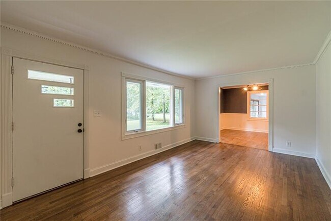 Foto del edificio - 1041 Latham Rd