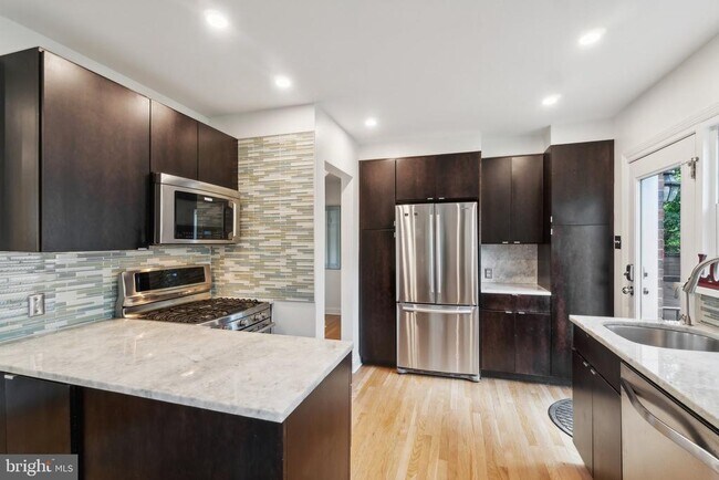 Foto del edificio - 5802 Ryland Dr