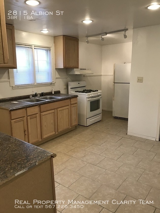 Building Photo - 3 Bed with Updated Kitchen and Bath