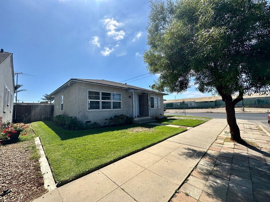2 Bed 1 Bath, Large Backyard!