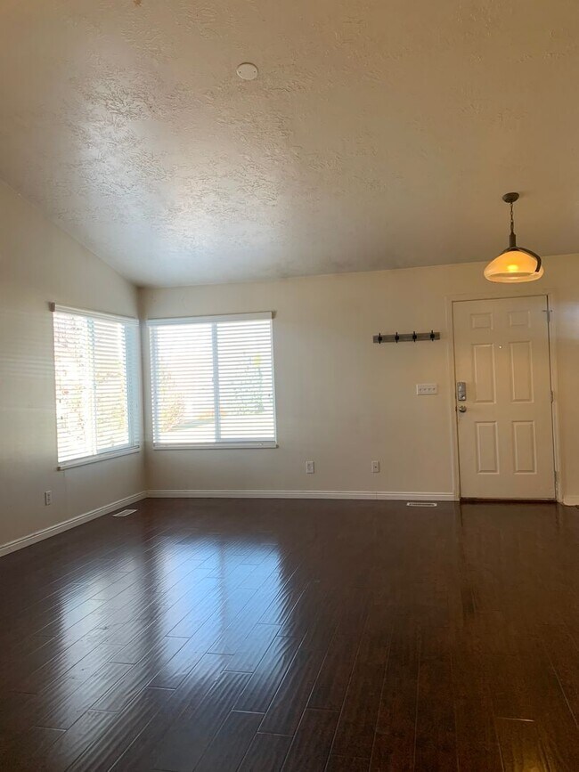 Building Photo - Deposit Moves You In! 3 Bed 2.75 Bath Home...
