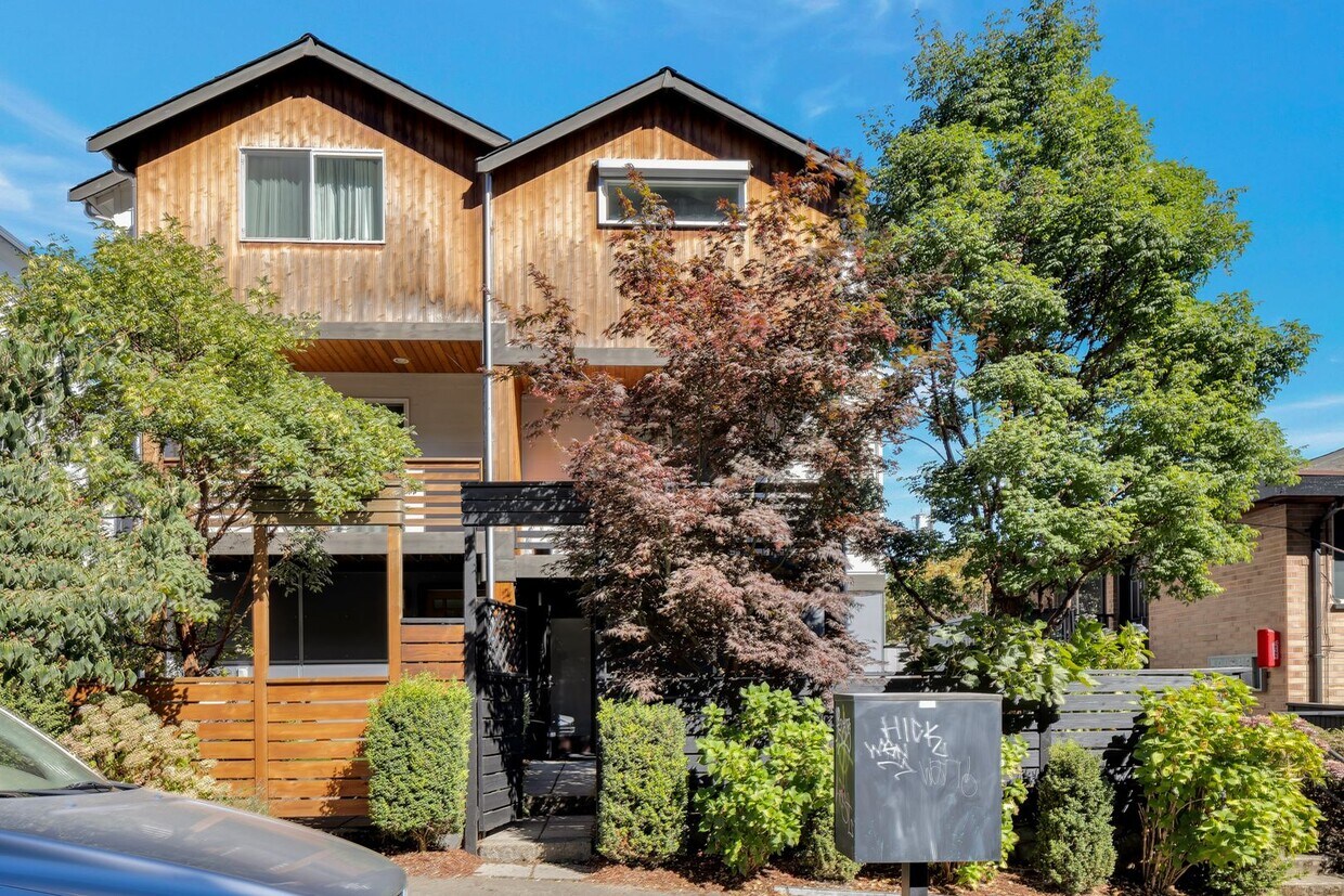 Foto principal - Modern 2-Bedroom Townhome in the Heart of ...