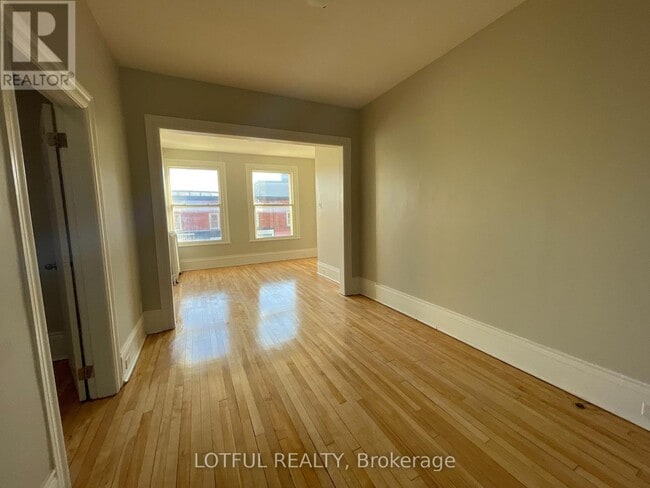 Building Photo - 2 Russell St E