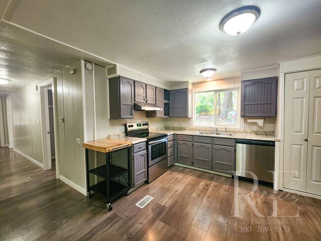 Building Photo - Updated Country-style Secluded Home