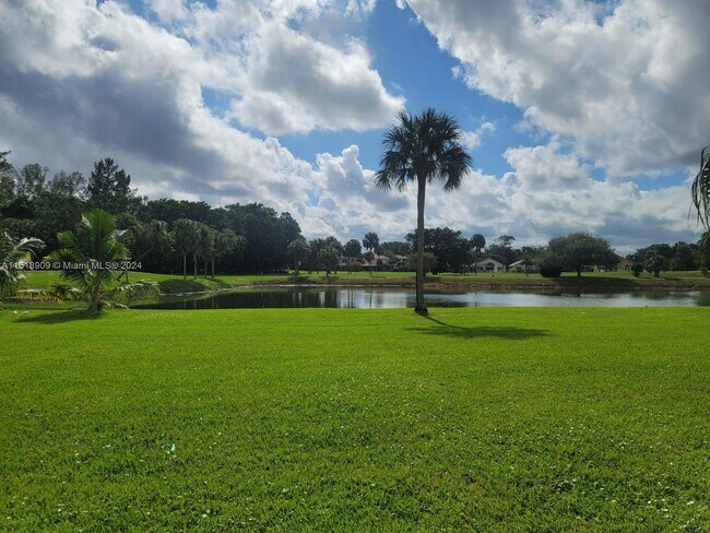 Foto del edificio - 3320 Pinewalk Dr N