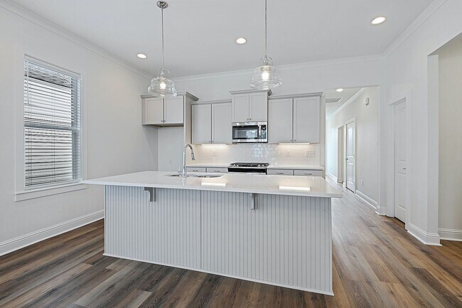 Building Photo - Beautiful 3 bedroom plus office!