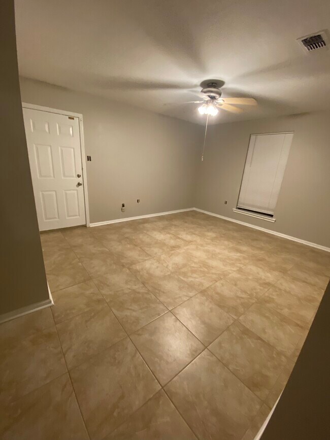 Foto del edificio - 15342 Crystal Dr