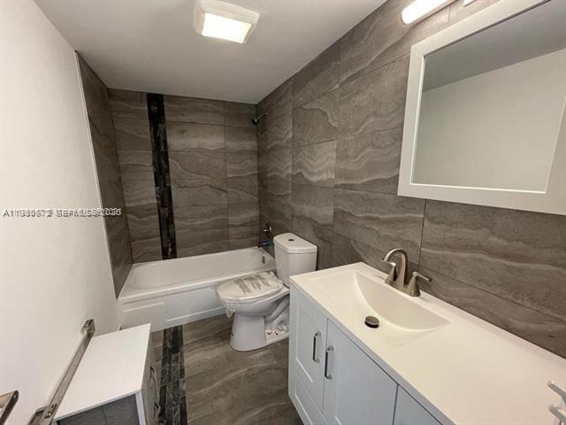 Building Photo - 1400 NE 54th St