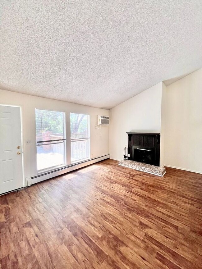 Building Photo - 1 Bed, 1 Bath Apartment!