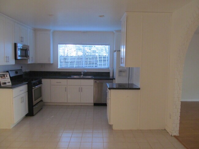Kitchen - 21830 Eccles St