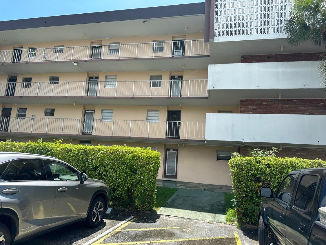 2900 NW 47th Terrace Unit 105b, Lauderdale Lakes, FL 33313 Condo for